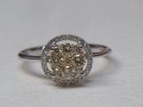 une photo d'une bague raffinée ornée d'un diamant central raffiné