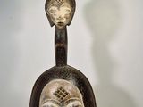 sculpture représentant une tête de femme et un couteau, posée sur un socle blanc