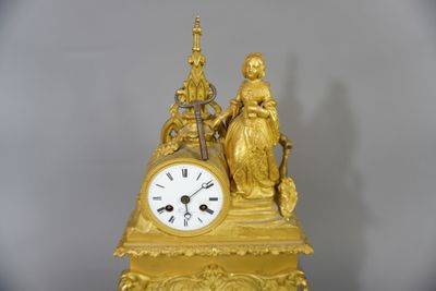 Pendule en bronze doré décor à la femme galante.