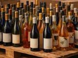 de nombreuses bouteilles de vin posées sur une palette en bois
