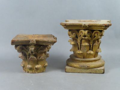 paire de socles anciens en bois sculpté, surmontés d'un plateau en pierre