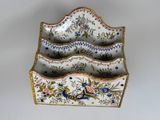 a picture of a decorative box with a bird on it