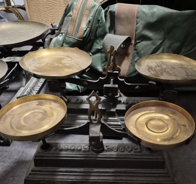 quatre plaques en laiton disposées en balance sur une table