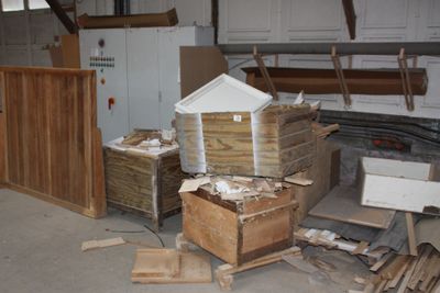 une pile de cartons qui traînent dans un garage