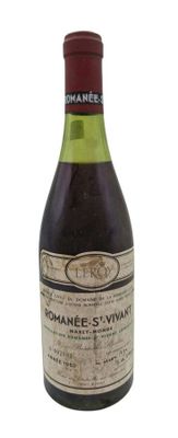 une bouteille de vin posée sur une table