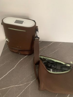 un sac en papier brun contenant un téléphone portable