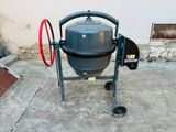 une grosse machine grise qui est garée sur le trottoir