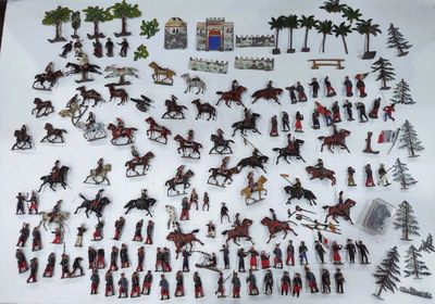 une photo d'une collection de figurines de soldats et de chevaux