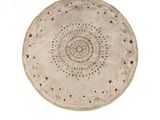 une assiette blanche ornée d'un motif circulaire