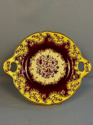 une assiette rouge et jaune ornée d'un motif floral