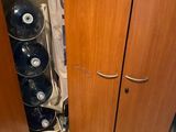 un bac bleu posé sur une armoire dans une pièce