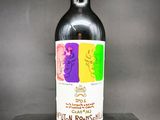 une bouteille de vin posée sur une table