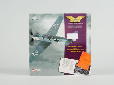 un livre avec l'image d'un avion volant dans le ciel