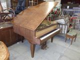 un piano à queue posé au milieu d'une pièce