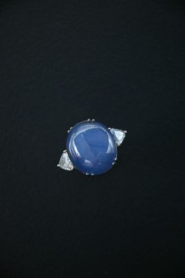 Bague en platine 900 millièmes centrée d'un important saphir…