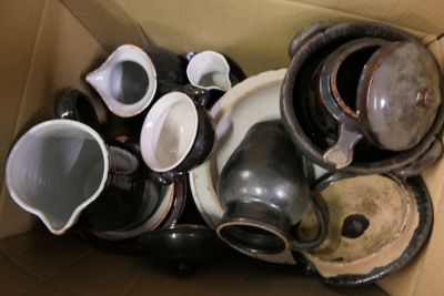 une boîte en carton remplie de toutes sortes de tasses et de soucoupes