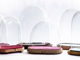 quatre cloches en verre posées sur une table
