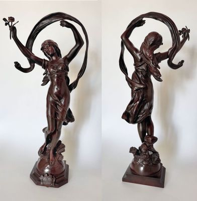 deux photos d'une statue représentant une femme tenant un oiseau