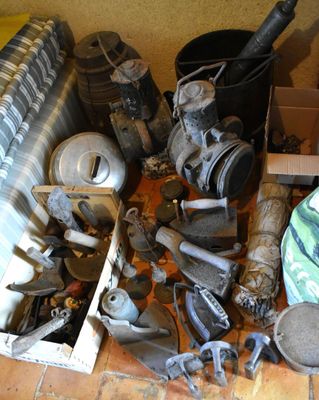 une pile d'objets hétéroclites posés sur le sol