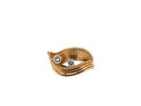 gros plan d'une bague en or ornée de deux diamants