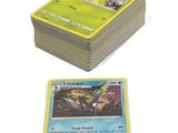 un gros plan sur une pile de cartes posée sur une surface blanche