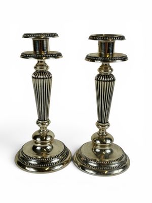 paire de chandeliers en argent sur fond blanc