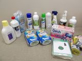 de nombreux types de produits d'entretien sur le comptoir