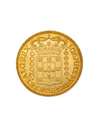 gros plan d'une pièce d'or sur une surface blanche