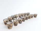 six tasses ornées d'une image de chevaux sont alignées en rangée