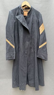 une image représentant un manteau accroché au mur à l'aide d'un cintre en bois