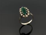 une bague à grappes d'émeraudes et de diamants