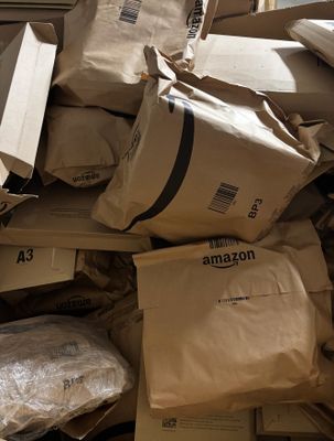 une grande pile de cartons et de colis par terre