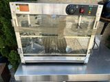 une machine posée sur une table