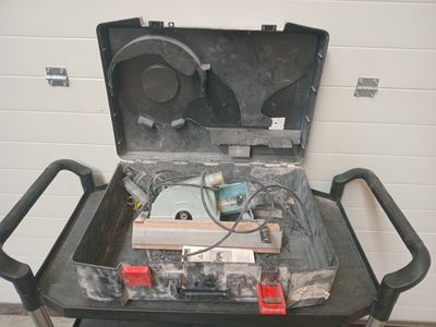une valise ouverte posée sur un chariot métallique
