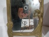 une personne se prenant en photo dans un miroir