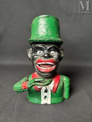 une statue verte et rouge représentant un homme portant un chapeau et une cravate
