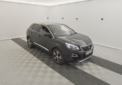 la voiture grise est garée dans le garage sur le sol en damier