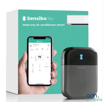un gros plan d'une personne tenant un smartphone devant une boîte