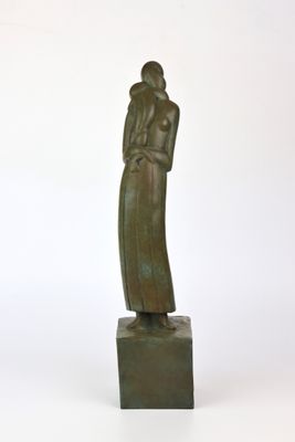 statue d'une femme tenant un enfant dans ses bras