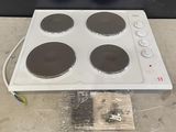 une plaque de cuisson blanche équipée de quatre feux