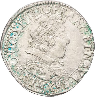 une pièce d'argent représentant une femme