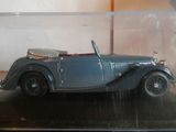 une maquette de voiture ancienne dans une vitrine
