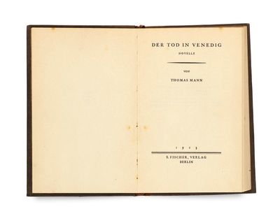 un livre ouvert sur lequel est posée l'image d'un oiseau