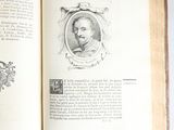 un livre ouvert sur lequel figure la photo d'un homme