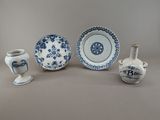 plusieurs pièces de poterie bleue et blanche, dont un vase, une assiette et un autre vase