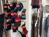 une présentation de vêtements et d'accessoires destinés à la vente dans un magasin