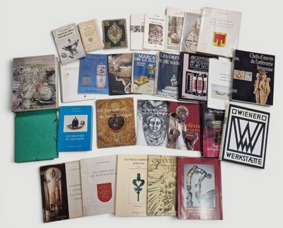 beaucoup de livres posés sur une table
