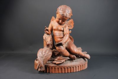 statue représentant un garçon avec un oiseau posé sur une table