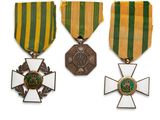 trois médailles et une croix sur fond blanc