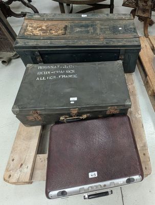 deux valises empilées l'une sur l'autre sur une palette